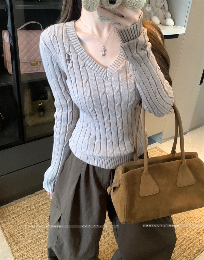 Embroidered V-Neck Cable Knit Pullover Sweater for Women - Image 3