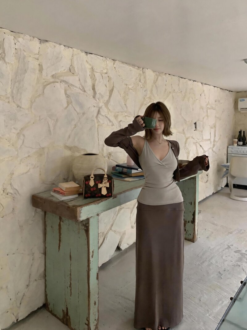Gentle Style Three-Piece Set: Short Cardigan, Cami Top, and Bodycon Midi Skirt for Early Autumn - Image 2